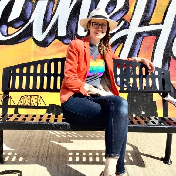 Meet your Posher, Analise Ruth! - Picture 1 of 2